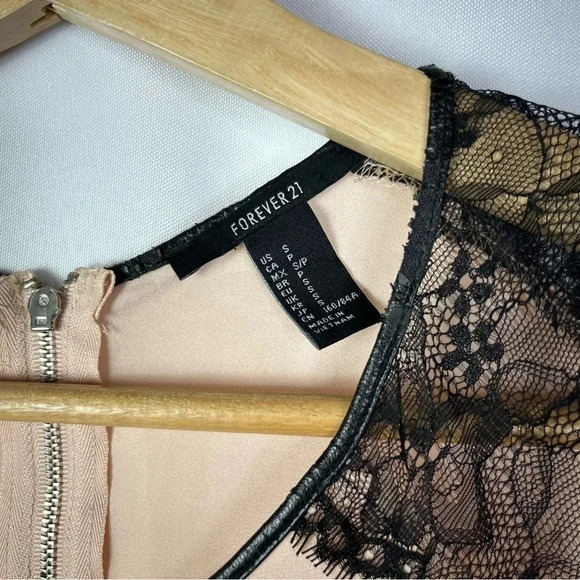 Forever 21 Cream & Black Lace Round Neck Sleeveless Blouse S - Picture 4 of 4